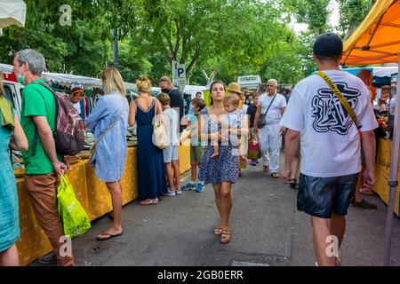 Arles, France, Grande foule Shopping , marché de rue, marché public en plein air français sur le boulevard des Lices, femme marchant avec bébé, les gens se rassemblaient dans les rues Banque D'Images