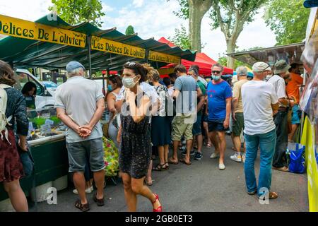 Arles, France, grande foule de gens, femmes Shopping , marché de rue, marché public en plein air français sur le boulevard des Lices, avec masques Banque D'Images