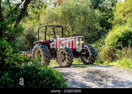 Un tracteur dans la campagne toscane près de Campiglia Marittima, Toscane, Italie Banque D'Images