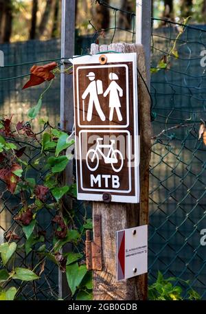 Panneau signifiant 'sentier de randonnée' et 'piste cyclable de montagne' dans le parc de Baratti, municipalité de Piombino, province de Livourne, Toscane, Italie Banque D'Images