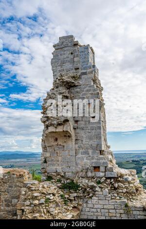 Les ruines du complexe médiéval de la Rocca, construit au XIIe siècle, sur la colline au-dessus de Campiglia Marittima, province de Livourne, Italie Banque D'Images