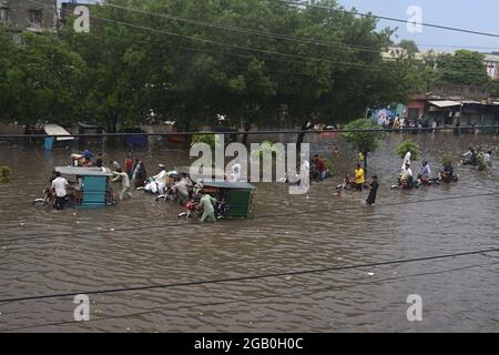 Lahore, Pakistan. 31 juillet 2021. Les navetteurs pakistanais ont traversé une route inondée après une forte mousson dans la capitale provinciale Lahore. (Photo de Rana Sajid Hussain/Pacific Press) Credit: Pacific Press Media production Corp./Alay Live News Banque D'Images