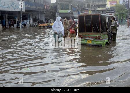 Lahore, Pakistan. 31 juillet 2021. Les navetteurs pakistanais ont traversé une route inondée après une forte mousson dans la capitale provinciale Lahore. (Photo de Rana Sajid Hussain/Pacific Press) Credit: Pacific Press Media production Corp./Alay Live News Banque D'Images