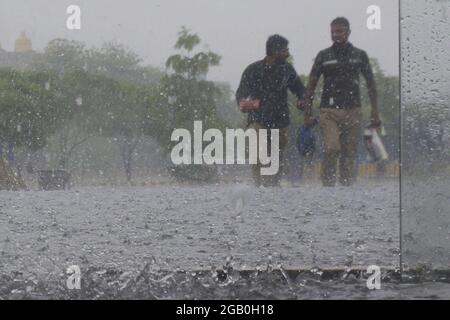 Lahore, Pakistan. 31 juillet 2021. Les navetteurs pakistanais ont traversé une route inondée après une forte mousson dans la capitale provinciale Lahore. (Photo de Rana Sajid Hussain/Pacific Press) Credit: Pacific Press Media production Corp./Alay Live News Banque D'Images