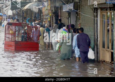 Lahore, Pakistan. 31 juillet 2021. Les navetteurs pakistanais ont traversé une route inondée après une forte mousson dans la capitale provinciale Lahore. (Photo de Rana Sajid Hussain/Pacific Press) Credit: Pacific Press Media production Corp./Alay Live News Banque D'Images