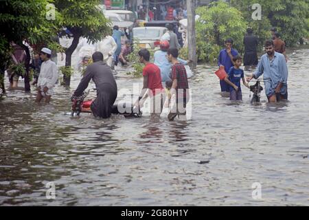 Lahore, Pakistan. 31 juillet 2021. Les navetteurs pakistanais ont traversé une route inondée après une forte mousson dans la capitale provinciale Lahore. (Photo de Rana Sajid Hussain/Pacific Press) Credit: Pacific Press Media production Corp./Alay Live News Banque D'Images