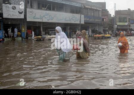 Lahore, Pakistan. 31 juillet 2021. Les navetteurs pakistanais ont traversé une route inondée après une forte mousson dans la capitale provinciale Lahore. (Photo de Rana Sajid Hussain/Pacific Press) Credit: Pacific Press Media production Corp./Alay Live News Banque D'Images