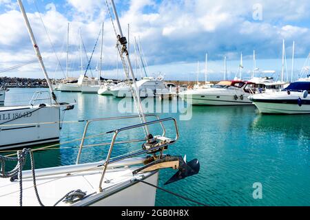 Le port et la marina de San Vincenzo avec des bateaux amarrés à San Vincenzo, province de Livourne, région Toscane, Italie Banque D'Images