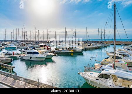 Le port et la marina de San Vincenzo avec des bateaux amarrés à San Vincenzo, province de Livourne, région Toscane, Italie Banque D'Images