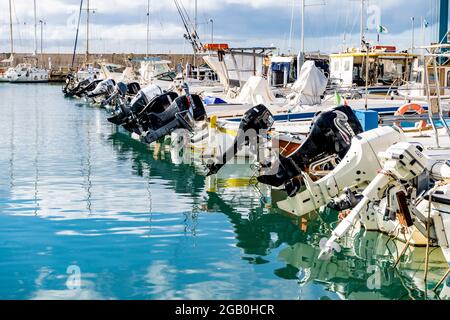 Le port et la marina de San Vincenzo avec des bateaux amarrés à San Vincenzo, province de Livourne, région Toscane, Italie Banque D'Images