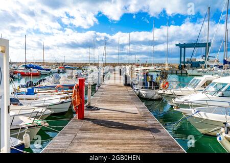 Le port et la marina de San Vincenzo avec des bateaux amarrés à San Vincenzo, province de Livourne, région Toscane, Italie Banque D'Images