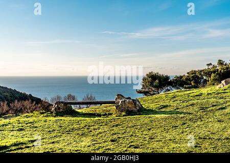 Mer Tyrrhénienne vue de la colline de Populonia, municipalité de Piombino, Toscane, Italie. En arrière-plan, île de Capraia, dans l'archipel toscan Banque D'Images