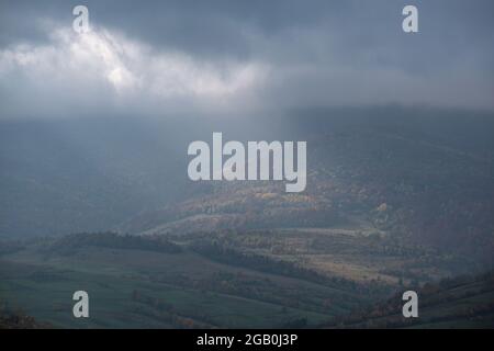 Nuages brumeux le matin en plein soleil et campagne de montagne d'automne. Ukraine, Carpathian Mountains, Borzhava Range, Transcarpathia. Banque D'Images