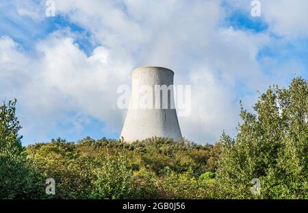 Tour de refroidissement d'une centrale géothermique de Monterotondo Marittimo, près de Larderello, en Toscane, en Italie Banque D'Images