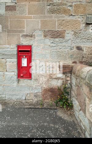 Une boîte postale rouge de Carron de Falkirk insérée dans un mur à Prestwick, dans le sud de l'Ayrshire, en Écosse Banque D'Images