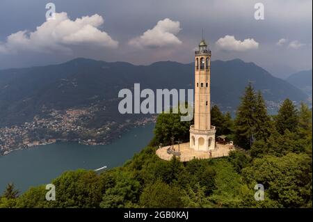 Vue aérienne du Faro Voltiano (Volta Lighthouse) à Brunate, avec la ligne d'horizon du lac de Côme, forêt verte et arbres près de Milan, Italie Banque D'Images