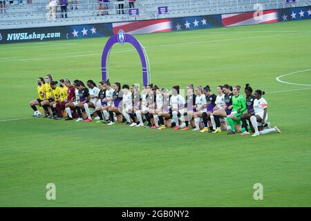 Orlando, Floride, États-Unis, 14 avril 2021, Gotham FC, Orlando Pride joueurs et arbitres s'agenouillent pendant l'hymne national américain au stade Exploria (photo : Marty Jean-Louis) Banque D'Images