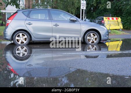 Les roues de voiture submergées dans l'inondation éclair Londres greenwich Angleterre Banque D'Images