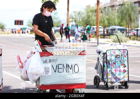 1er août 2021 : Nayley Fernandez, un résident de Las Vegas, vend des hot dogs enveloppés de bacon dans le parking avant le début de la finale de la coupe d'or CONCACAF 2021 avec les États-Unis et le Mexique au stade Allegiant de Las Vegas, Nevada. Christopher Trim/CSM. Banque D'Images