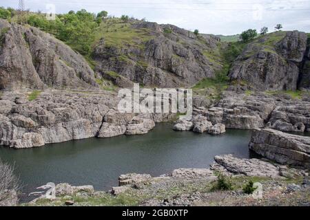 Sheytan Dere (rivière Shaitan) Canyon sous le barrage du réservoir Studen Kladenets, Bulgarie Banque D'Images