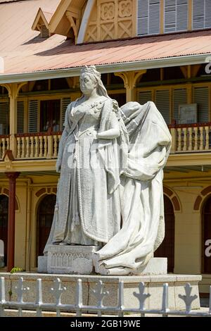 Statut de la reine Victoria Monument devant la haute cour à Georgetown Guyana Amérique du Sud Banque D'Images