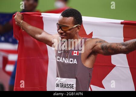 Tokyo, Japon. 1er août 2021. André de Grasse (CAN) célèbre le bronze avec le drapeau canadien, le 1er août 2021 - Athlétisme : finale de 100m masculin lors des Jeux Olympiques de Tokyo 2020 au Stade national de Tokyo, Japon. Credit: Itaru Chiba/AFLO/Alay Live News Banque D'Images