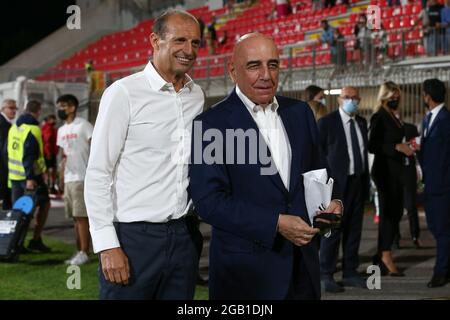 Monza, le 31 juillet 2021. Massimiliano Allegri entraîneur en chef de Juventus en photo avec Adriano Galliani PDG d'AC Monza après le match amical avant la saison au U-Power Stadium, Monza. Le crédit photo devrait se lire: Jonathan Moscrop / Sportimage Banque D'Images