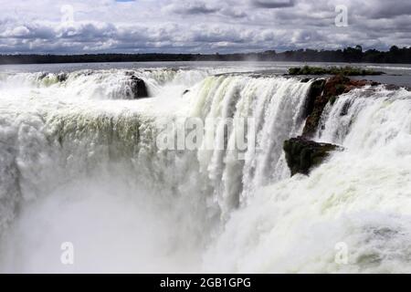 La gorge du diable est la plus grande cascade des chutes d'Iguazu Banque D'Images