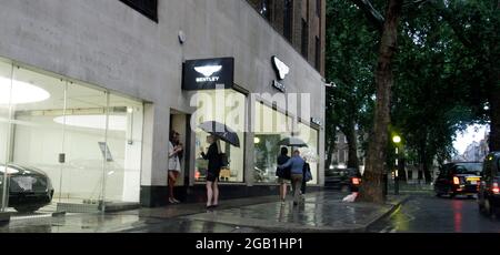 Il y a encore beaucoup de pluie à Londres. Place Berkeley, rue tranquille, Marble Arch partout. Il y a quelque chose qui est allé vers le haut à côté de l'arche et ils l'appellent colline ou quelque chose comme ça.Qu'est-ce qu'il fait là personne ne sait. C'est pour les touristes ???vraiment???? C'est très laid et après qu'ils ont fait une allée de parc dans une allée en montant de Hyde Park Corner maintenant ils ont cette chose au centre de Londres. Londres 31/7/2021 photos blitz Banque D'Images