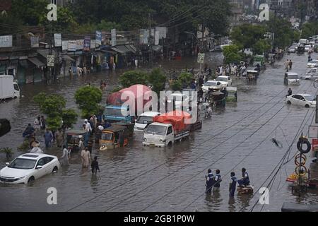 Lahore, Pakistan. 31 juillet 2021. Les navetteurs pakistanais ont traversé une route inondée après un lourd sort de mousson dans la capitale provinciale Lahore, au Pakistan, le 31 juillet 2021. (Photo de Rana Sajid Hussain/Pacific Press/Sipa USA) crédit: SIPA USA/Alay Live News Banque D'Images