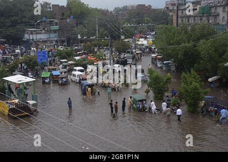 Lahore, Pakistan. 31 juillet 2021. Les navetteurs pakistanais ont traversé une route inondée après un lourd sort de mousson dans la capitale provinciale Lahore, au Pakistan, le 31 juillet 2021. (Photo de Rana Sajid Hussain/Pacific Press/Sipa USA) crédit: SIPA USA/Alay Live News Banque D'Images