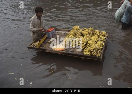 Lahore, Pakistan. 31 juillet 2021. Les navetteurs pakistanais ont traversé une route inondée après un lourd sort de mousson dans la capitale provinciale Lahore, au Pakistan, le 31 juillet 2021. (Photo de Rana Sajid Hussain/Pacific Press/Sipa USA) crédit: SIPA USA/Alay Live News Banque D'Images