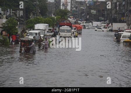 Lahore, Pakistan. 31 juillet 2021. Les navetteurs pakistanais ont traversé une route inondée après un lourd sort de mousson dans la capitale provinciale Lahore, au Pakistan, le 31 juillet 2021. (Photo de Rana Sajid Hussain/Pacific Press/Sipa USA) crédit: SIPA USA/Alay Live News Banque D'Images