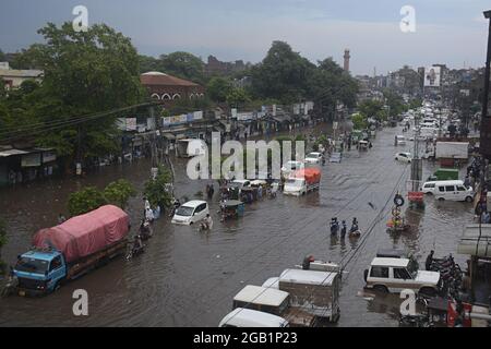 Lahore, Pakistan. 31 juillet 2021. Les navetteurs pakistanais ont traversé une route inondée après un lourd sort de mousson dans la capitale provinciale Lahore, au Pakistan, le 31 juillet 2021. (Photo de Rana Sajid Hussain/Pacific Press/Sipa USA) crédit: SIPA USA/Alay Live News Banque D'Images