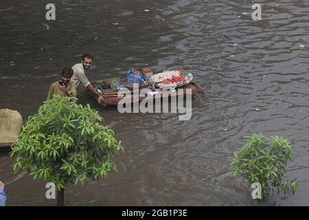Lahore, Pakistan. 31 juillet 2021. Les navetteurs pakistanais ont traversé une route inondée après un lourd sort de mousson dans la capitale provinciale Lahore, au Pakistan, le 31 juillet 2021. (Photo de Rana Sajid Hussain/Pacific Press/Sipa USA) crédit: SIPA USA/Alay Live News Banque D'Images