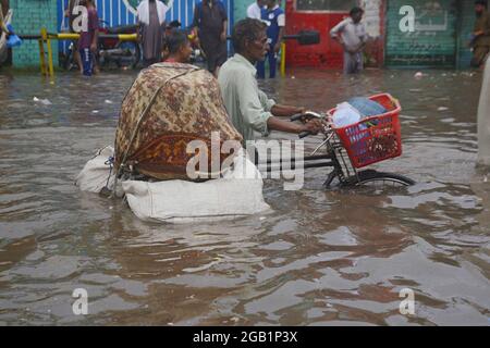 Lahore, Pakistan. 31 juillet 2021. Les navetteurs pakistanais ont traversé une route inondée après un lourd sort de mousson dans la capitale provinciale Lahore, au Pakistan, le 31 juillet 2021. (Photo de Rana Sajid Hussain/Pacific Press/Sipa USA) crédit: SIPA USA/Alay Live News Banque D'Images