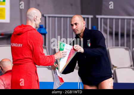 TOKYO, JAPON - 2 AOÛT : Denes Varga de Hongrie, Pietro Figlioli d'Italie lors du match des hommes du tournoi de water-polo olympique de Tokyo 2020 entre l'équipe Hongrie et l'équipe Italie au centre de water-polo de Tatsumi le 2 août 2021 à Tokyo, Japon (photo de Marcel ter Bals/Orange Pictures) Banque D'Images