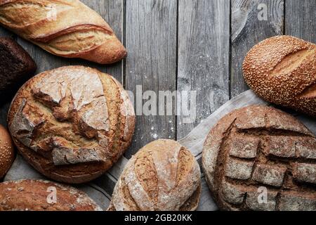 Assortiment de pain maison sans gluten et sans levure sur fond de bois gris. Banque D'Images