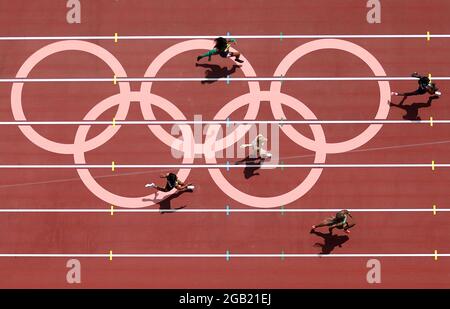 Tokyo, Japon. 2 août 2021. Les athlètes se disputent pendant les courses féminines de 200 m aux Jeux Olympiques de Tokyo 2020, à Tokyo, au Japon, le 2 août 2021. Credit: Zhang Chuanqi/Xinhua/Alay Live News Banque D'Images