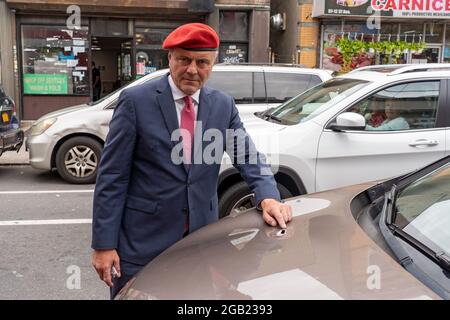 NEW YORK, NY - 01 AOÛT : le candidat républicain à la mairie de New York, Curtis Sliwa, inspecte une voiture avec trou de balle le 1er août 2021 à New York. Curtis Sliwa, candidat républicain à la mairie de New York City, tient une conférence de presse l'après-midi suivant la fusillade nocturne du 31 juillet 2021 liée à des gangs sur 37 Avenue dans le quartier Corona de Queens, qui a blessé au moins 10 personnes pour exiger l'action. Crédit : Ron Adar/Alay Live News Banque D'Images