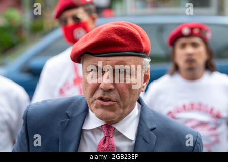 NEW YORK, NY - 01 AOÛT : le candidat républicain à la mairie de New York Curtis Sliwa prend la parole lors d'une conférence de presse le 1er août 2021 à New York. Curtis Sliwa, candidat républicain à la mairie de New York City, tient une conférence de presse l'après-midi suivant la fusillade nocturne du 31 juillet 2021 liée à des gangs sur 37 Avenue dans le quartier Corona de Queens, qui a blessé au moins 10 personnes pour exiger l'action. Crédit : Ron Adar/Alay Live News Banque D'Images