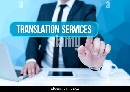 Texte montrant inspiration Translation Services. Mot écrit sur l'organisation qui fournit de montrer pour traduire le discours bussiness homme assis bureau ordinateur portable Banque D'Images