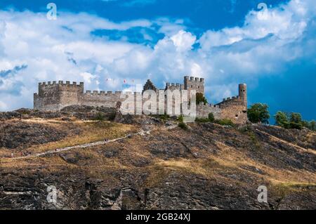 Le Château de Tourbillon, un château médiéval en ruines surplombant la ville de Sion, capitale cantonale du Valais / Wallis, Suisse Banque D'Images