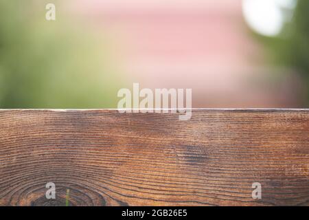 Socle en bois sur fond vert. Un pied ou un podium rectangulaire plat pour un concept de design naturel. Photo de haute qualité Banque D'Images