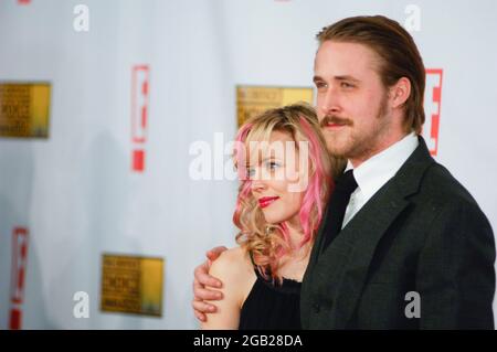 Les acteurs Rachel McAdams et Ryan Gosling assistent aux arrivées de tapis rouge pour les 12e prix du choix des critiques à l'auditorium civique de Santa Monica le 12 janvier 2007 à Santa Monica, Californie. Crédit: Jared Milgrim/l'accès photo Banque D'Images