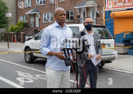 Queens, États-Unis. 1er août 2021. Le candidat démocrate du maire Eric Adams et du membre du Conseil de New York Francisco Moya ont tenu une conférence de presse appelant à une tâche conjointe d'armes à feu et de gangs après les tirs de masse de samedi soir où 10 personnes ont été blessées par balle. (Photo de Steve Sanchez/Pacific Press) Credit: Pacific Press Media production Corp./Alay Live News Banque D'Images