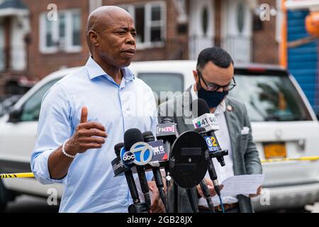 Queens, États-Unis. 1er août 2021. Le candidat démocrate du maire Eric Adams et du membre du Conseil de New York Francisco Moya ont tenu une conférence de presse appelant à une tâche conjointe d'armes à feu et de gangs après les tirs de masse de samedi soir où 10 personnes ont été blessées par balle. (Photo de Steve Sanchez/Pacific Press) Credit: Pacific Press Media production Corp./Alay Live News Banque D'Images