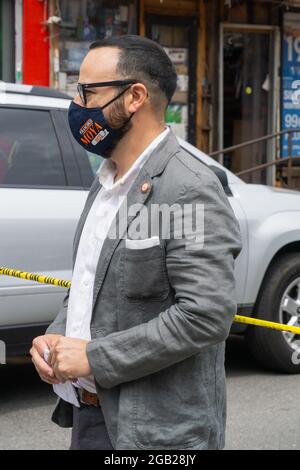 Queens, États-Unis. 1er août 2021. Le candidat démocrate du maire Eric Adams et du membre du Conseil de New York Francisco Moya ont tenu une conférence de presse appelant à une tâche conjointe d'armes à feu et de gangs après les tirs de masse de samedi soir où 10 personnes ont été blessées par balle. (Photo de Steve Sanchez/Pacific Press) Credit: Pacific Press Media production Corp./Alay Live News Banque D'Images