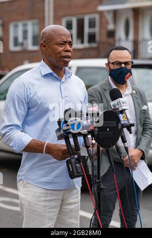 Queens, États-Unis. 1er août 2021. Le candidat démocrate du maire Eric Adams et du membre du Conseil de New York Francisco Moya ont tenu une conférence de presse appelant à une tâche conjointe d'armes à feu et de gangs après les tirs de masse de samedi soir où 10 personnes ont été blessées par balle. (Photo de Steve Sanchez/Pacific Press) Credit: Pacific Press Media production Corp./Alay Live News Banque D'Images