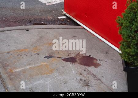 New York, États-Unis. 1er août 2021. Victimes sang vu sur le trottoir dans le quartier Corona de Queens à New York.au moins 10 personnes ont été blessées lors d'une fusillade nocturne liée à un gang le 31 juillet 2021 dans le quartier Corona de Queens tard samedi soir. Selon le New York City police Department (NYPD), les personnes âgées de 19 à 72 ans sont traitées dans les hôpitaux locaux pour des blessures non mortelles. Crédit : SOPA Images Limited/Alamy Live News Banque D'Images